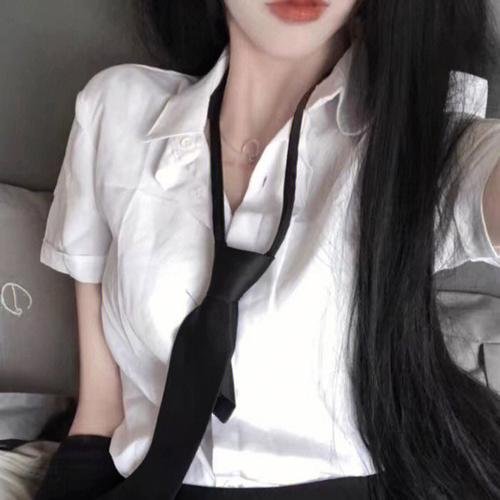 给小酒馆女子喝高杯酒